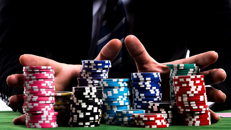 Tố bài điệu nghệ trong đánh bài Poker