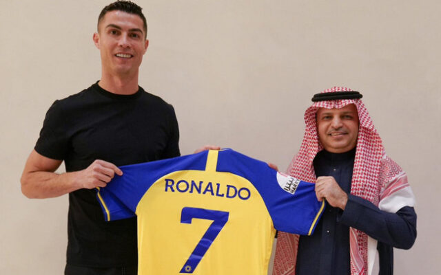 Ronaldo ký hợp đồng kỷ lục