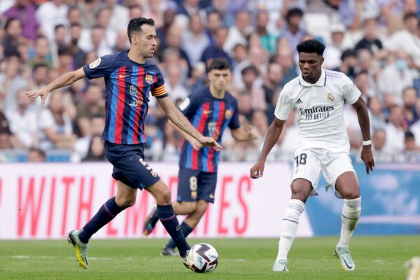 Real Madrid vs Barcelona chạm trán trên sân cỏ