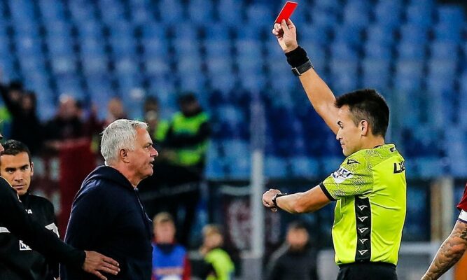 Huấn luyện viên Roma nhận chiếc thẻ đỏ