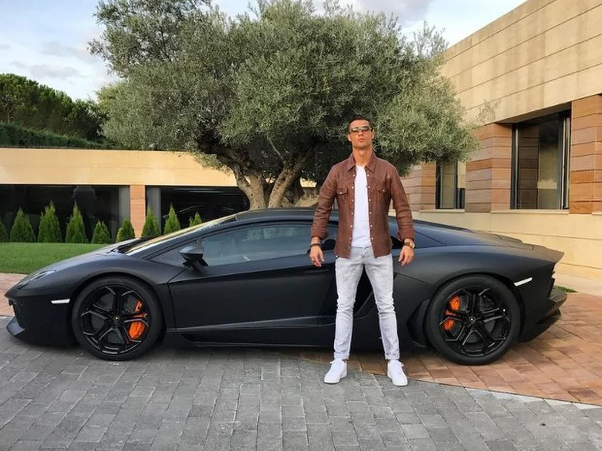 Ronaldo là dân chơi xe có tiếng